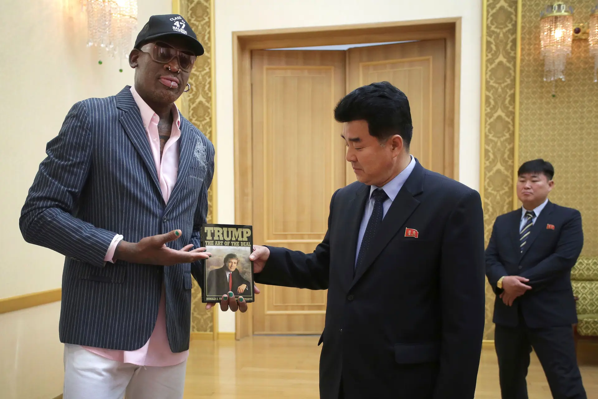 Em Pyongyang, Rodman ofereceu ao ministro do Desporto norte-coreano uma cópia do livro do Presidente norte-americano, Donald Trump, The Art of the Deal