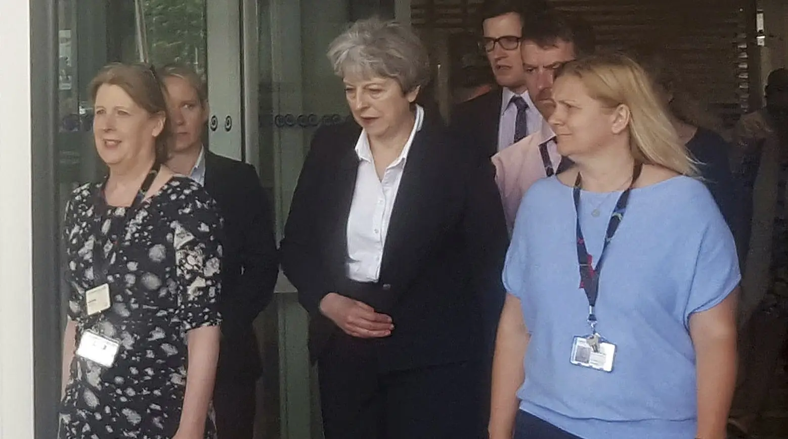 Theresa May visita alguns dos feridos do incêndio em Londres