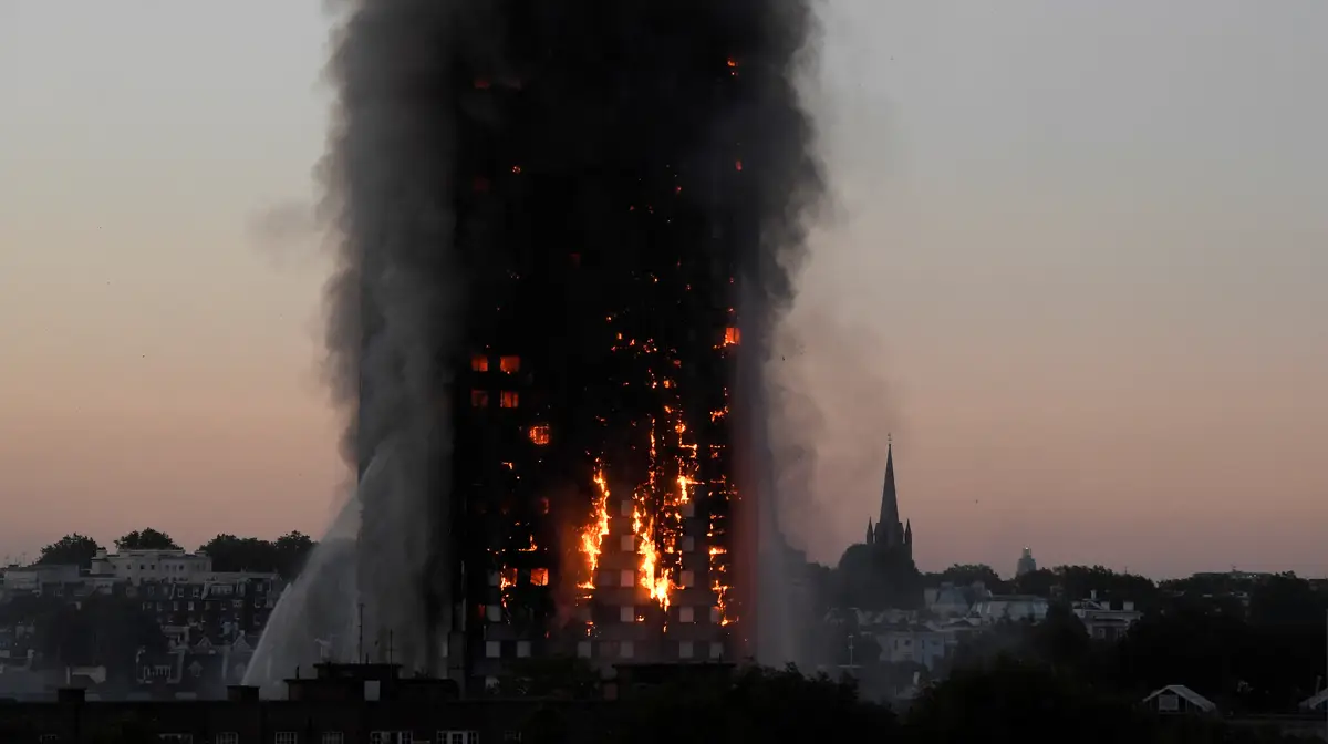 Na madrugada de 14 de junho um incêndio deflagrou na torre residencial de Grenfell, em Londres. No edifício de 24 andares e 120 apartamentos viviam entre 400 a 600 pessoas. O incidente causou pelo menos 79 mortos.