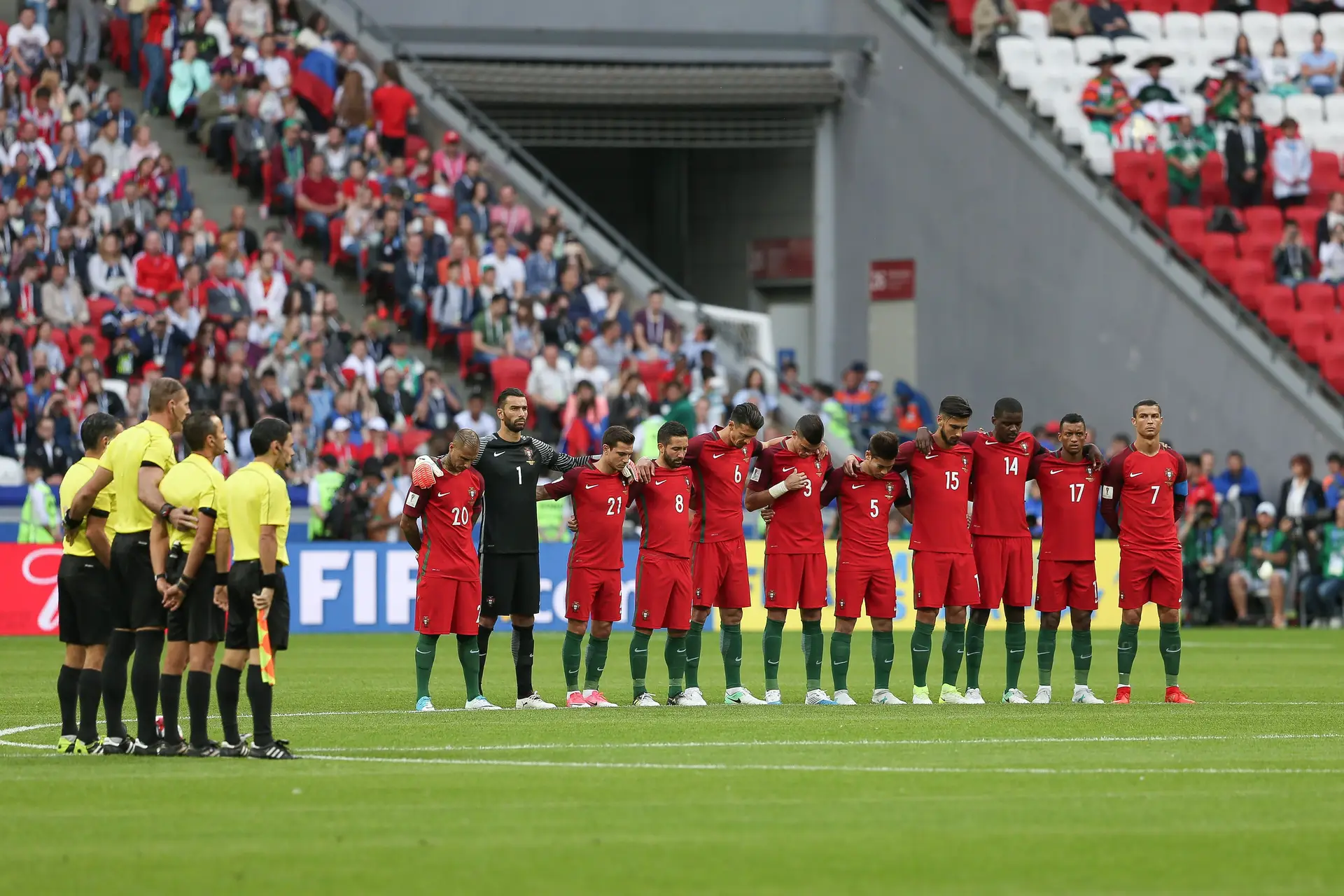 Seleção faz minuto de silêncio antes de jogo com o México