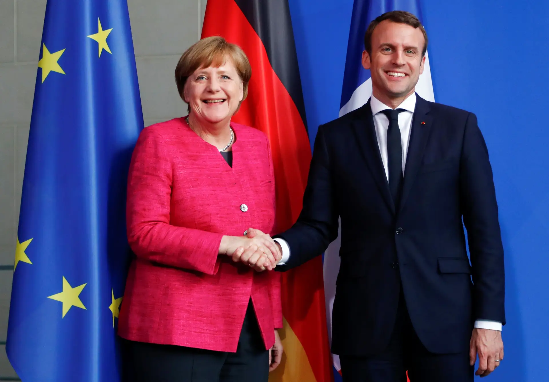 Merkel felicita Macron pela sua "clara maioria parlamentar"