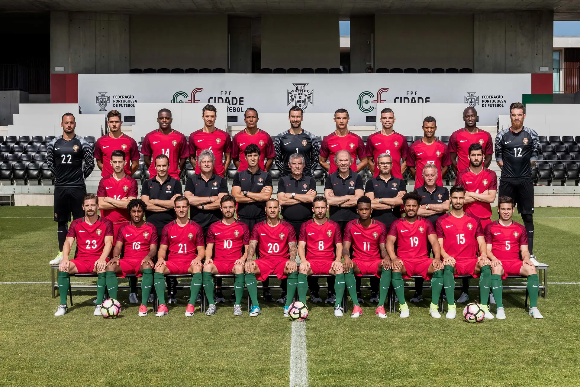 Seleção portuguesa solidária com vítimas do incêndio joga com fumos negros contra o México