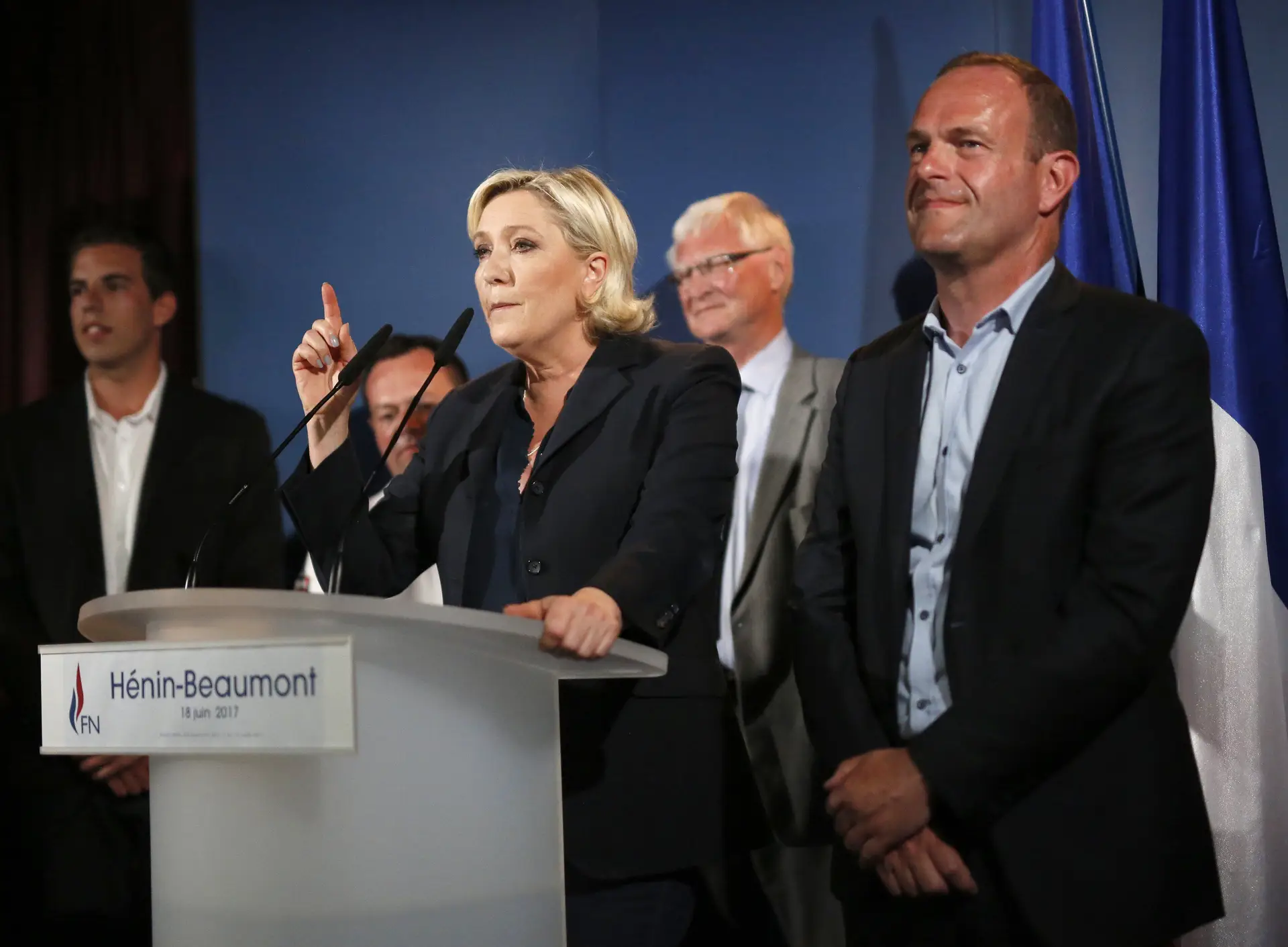 Maioria esmagadora para Macron em França, abstenção recorde de 56% e Le Pen consegue ser eleita