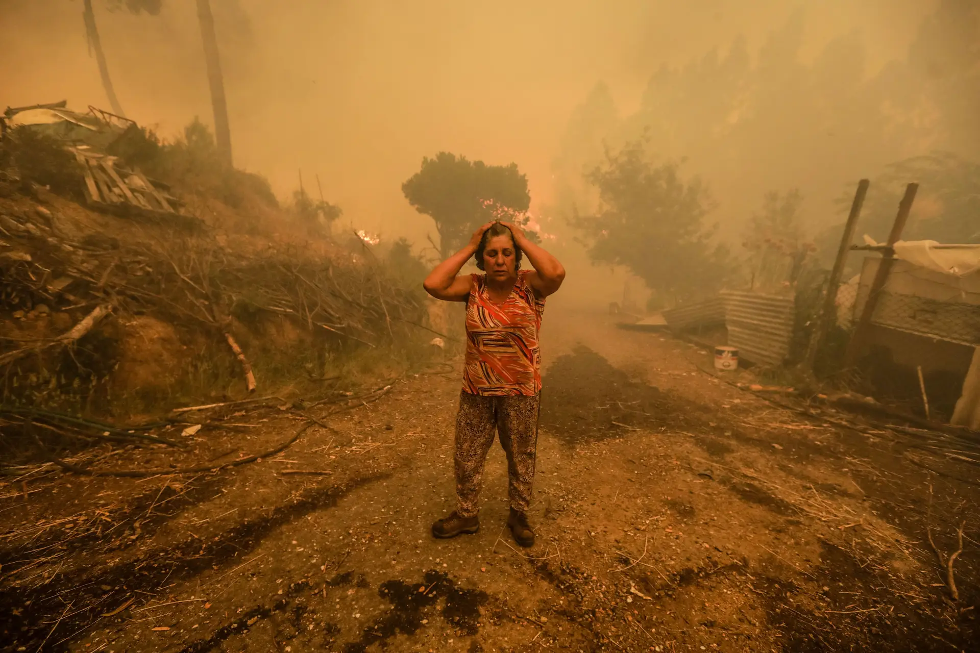 O desespero na aldeia de Pessegueiro, na Pampilhosa da Serra, quando a população se apercebeu que o fogo estava incontrolável e imparável.