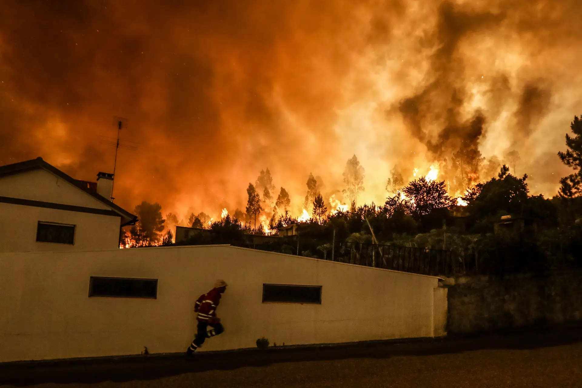 Nem a chegada dos bombeiros conseguiu impedir o avanço do fogo na aldeia de Pessegueiro, na Pampilhosa da Serra.
