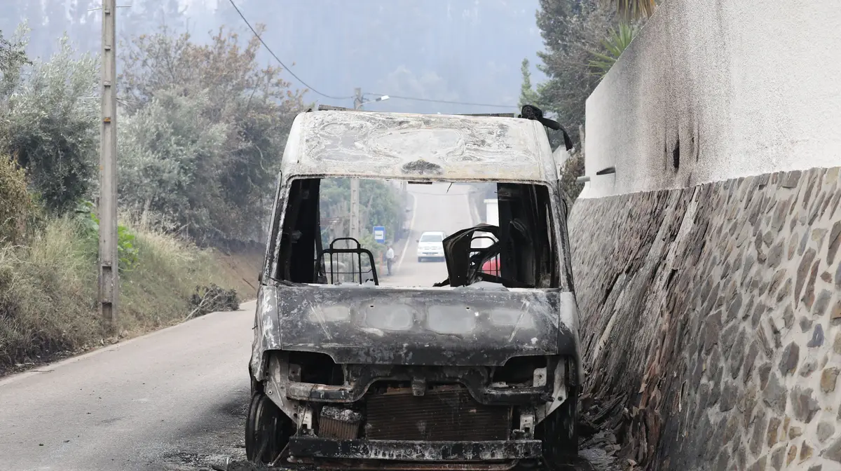Carrinha destruída pelas chamas em Nodeirinhos, a aldeia é uma das que tem mais vítimas mortais a registar.