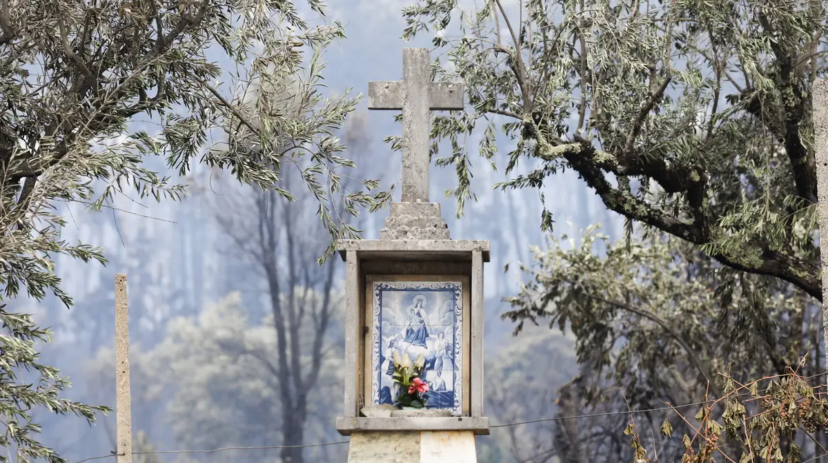Mais um símbolo religioso que escapou à destruição das chamas que consumiram quase toda a aldeia de Nodeirinho, um dos lugares "mártires" da calamidade de 17 de junho.