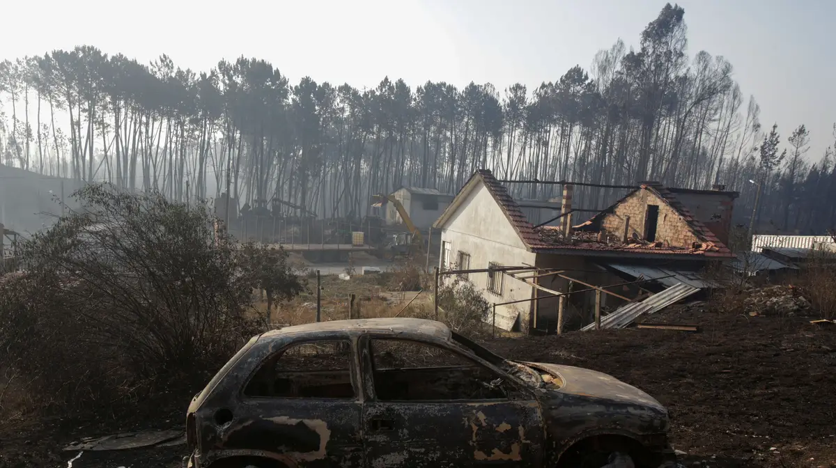 Casas e viatura queimadas em Castanheira de Pera.