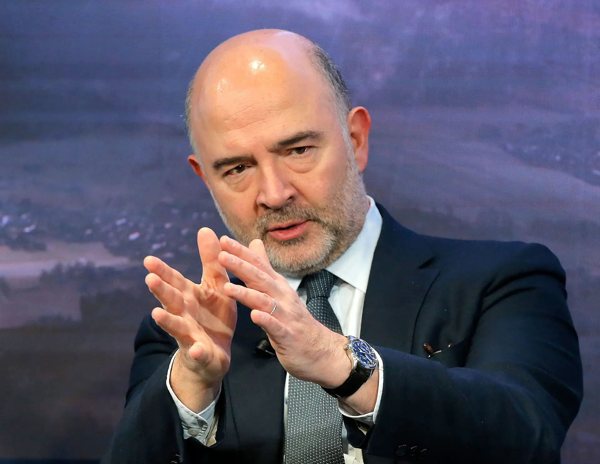 Moscovici propõe que um comissário seja presidente do Eurogrupo
