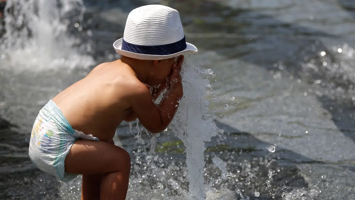Criança brinca com a água, em Nantes, durante uma vaga de calor em França.
