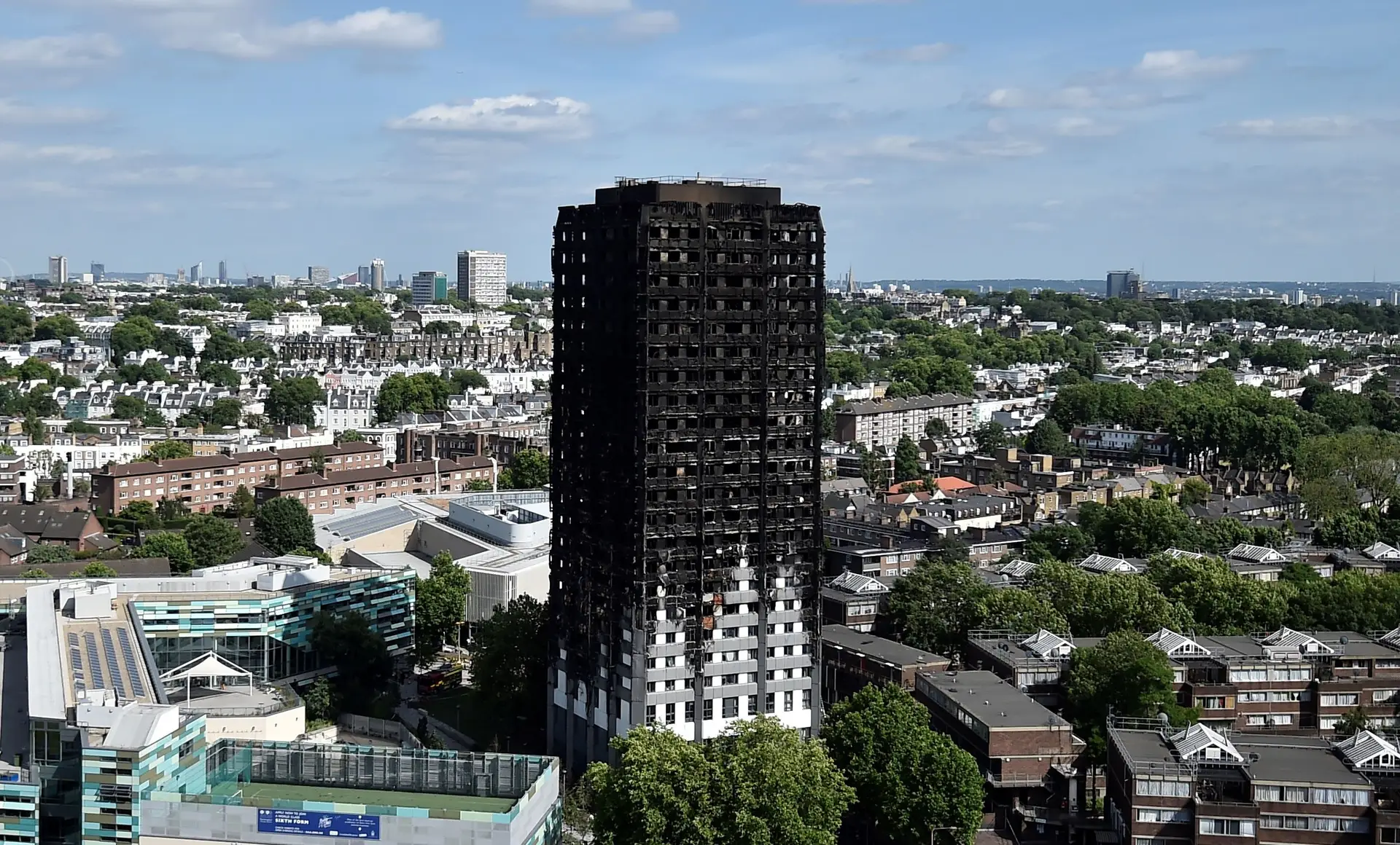 A torre Grenfell, em Kensington, Inglaterra, após o incêndio que fez pelo menos 79 mortos, a 14 de junho.