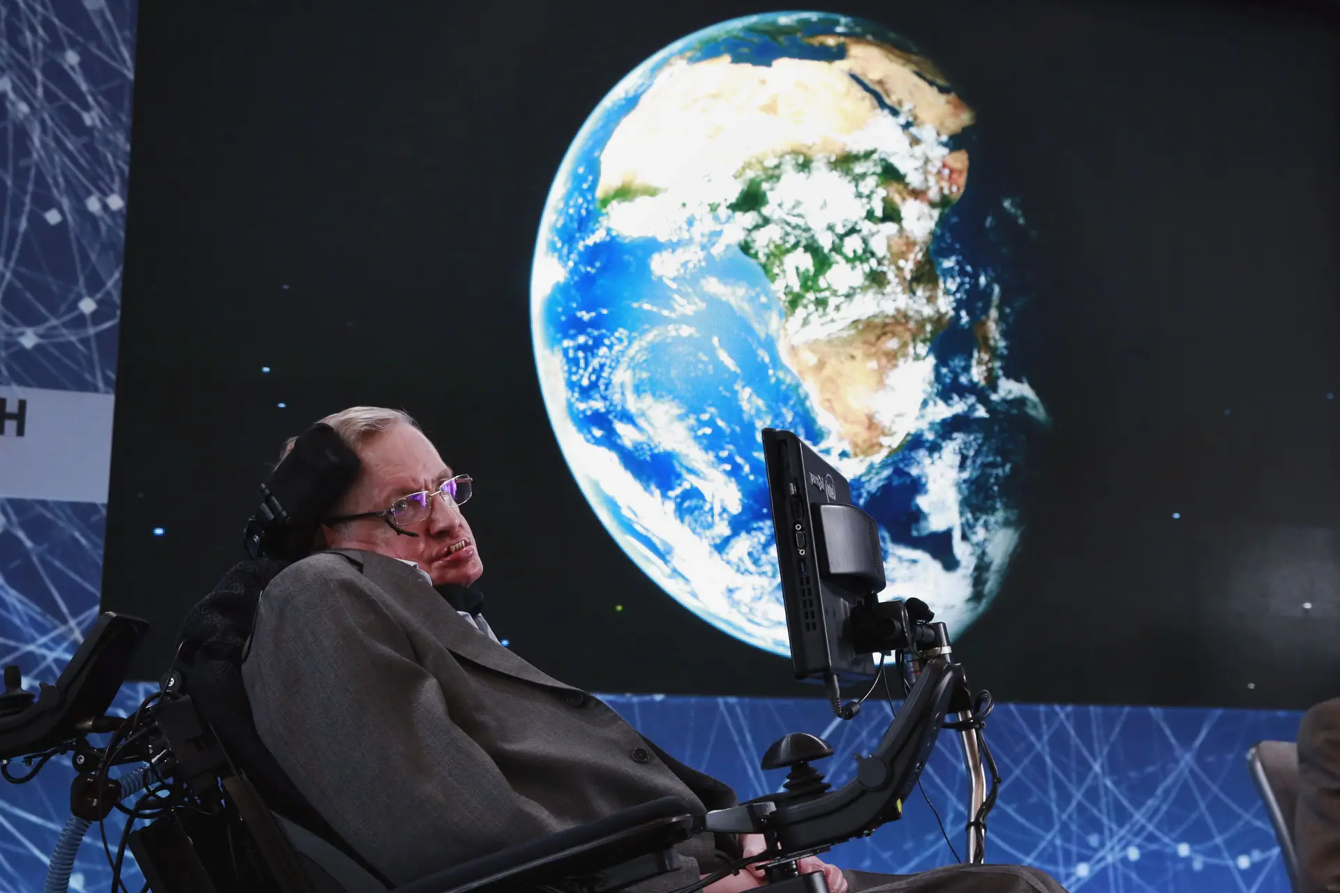 "Estamos a ficar sem espaço. Está na hora de explorar outros sistemas solares"