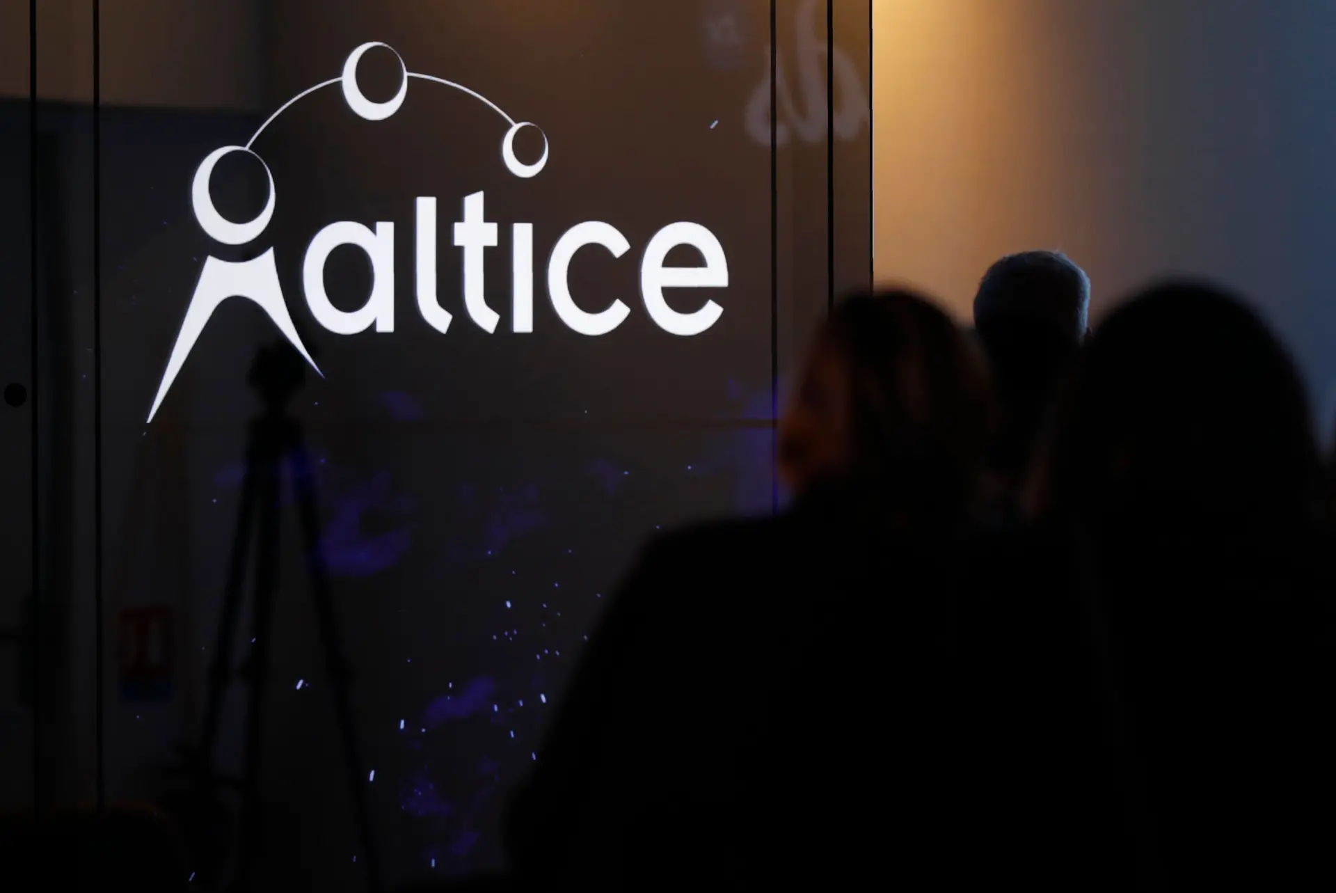 Altice confirma "interlocuções exploratórias" para comprar Media Capital à Prisa