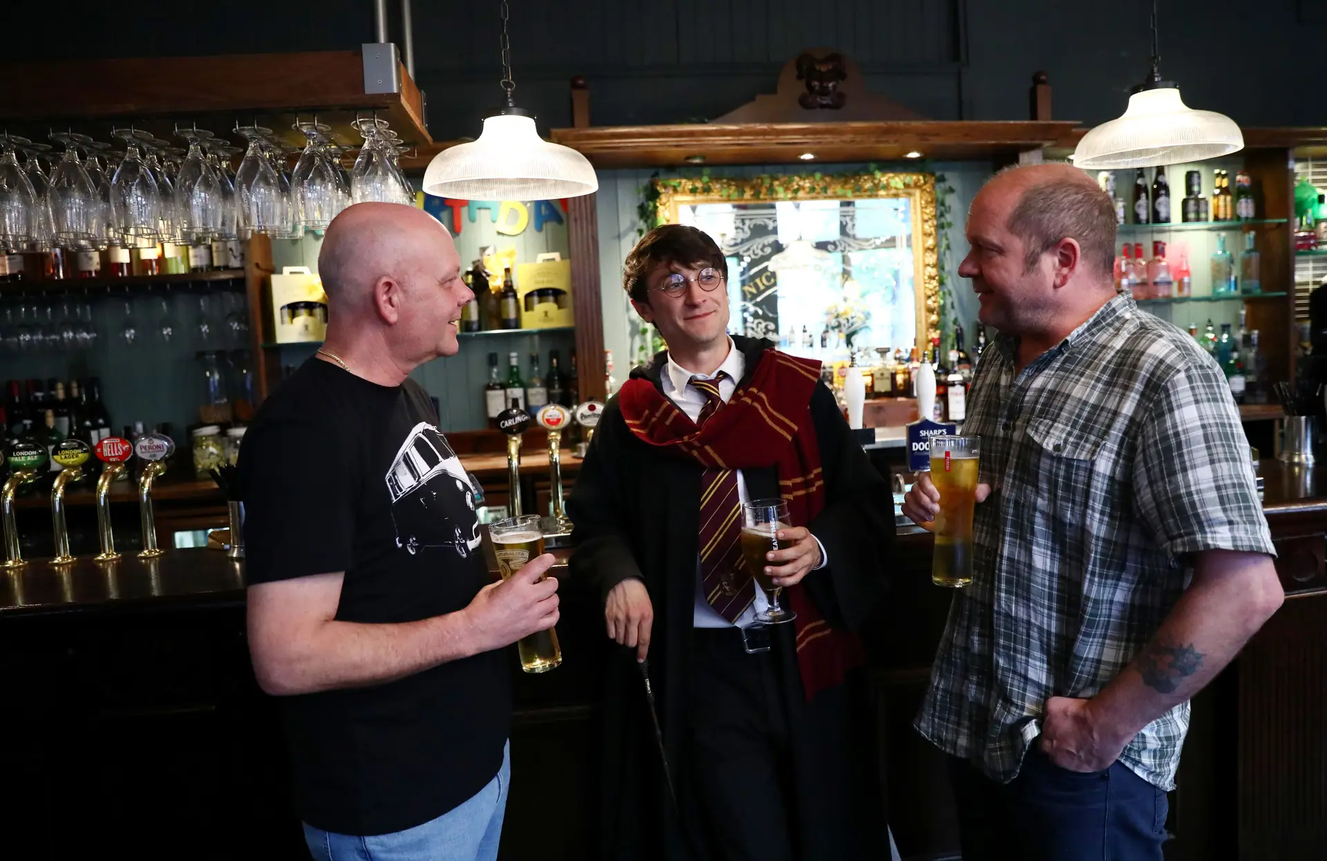 Luke Williams de 29 anos (ao centro) imita Harry Potter desde os 14 anos.