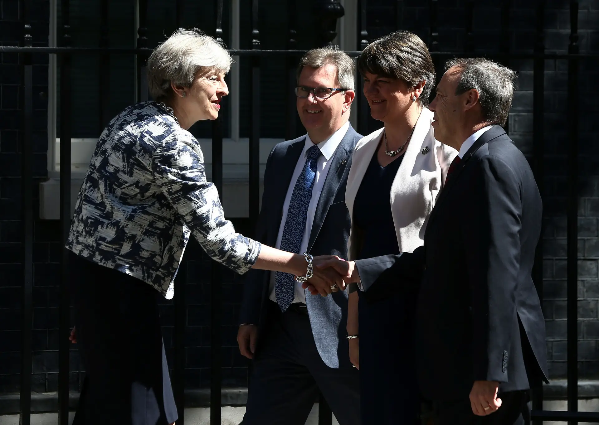 Theresa May e unionistas assinam acordo de apoio ao governo