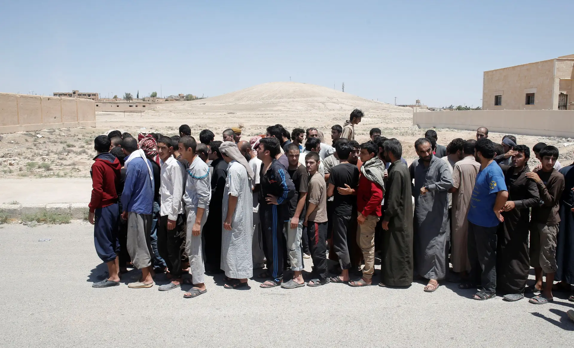 Quase 100 mil civis retidos em Raqa, na Síria