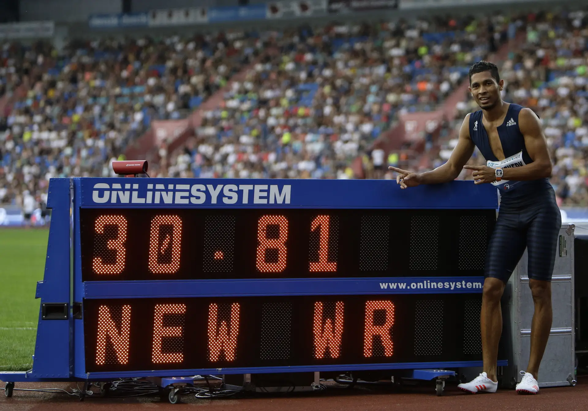 Van Niekerk bate melhor marca mundial dos 300 metros
