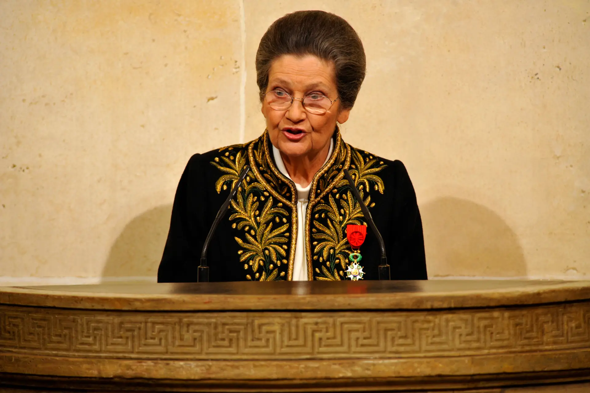 Simone Veil enverga o traje da Academia Francesa