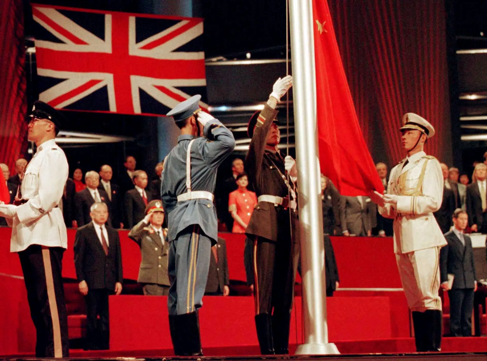 1 de julho de 1997. Bandeira chinesa volta a ser hasteada em Hong Kong.