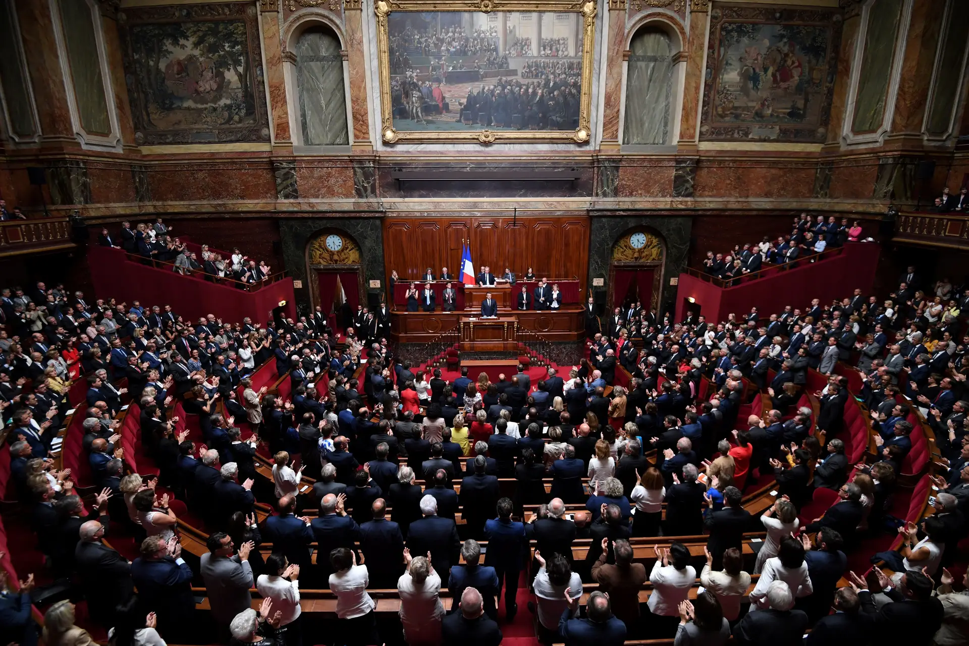 Macron promete transformação "profunda" e uma reforma "dentro de um ano"