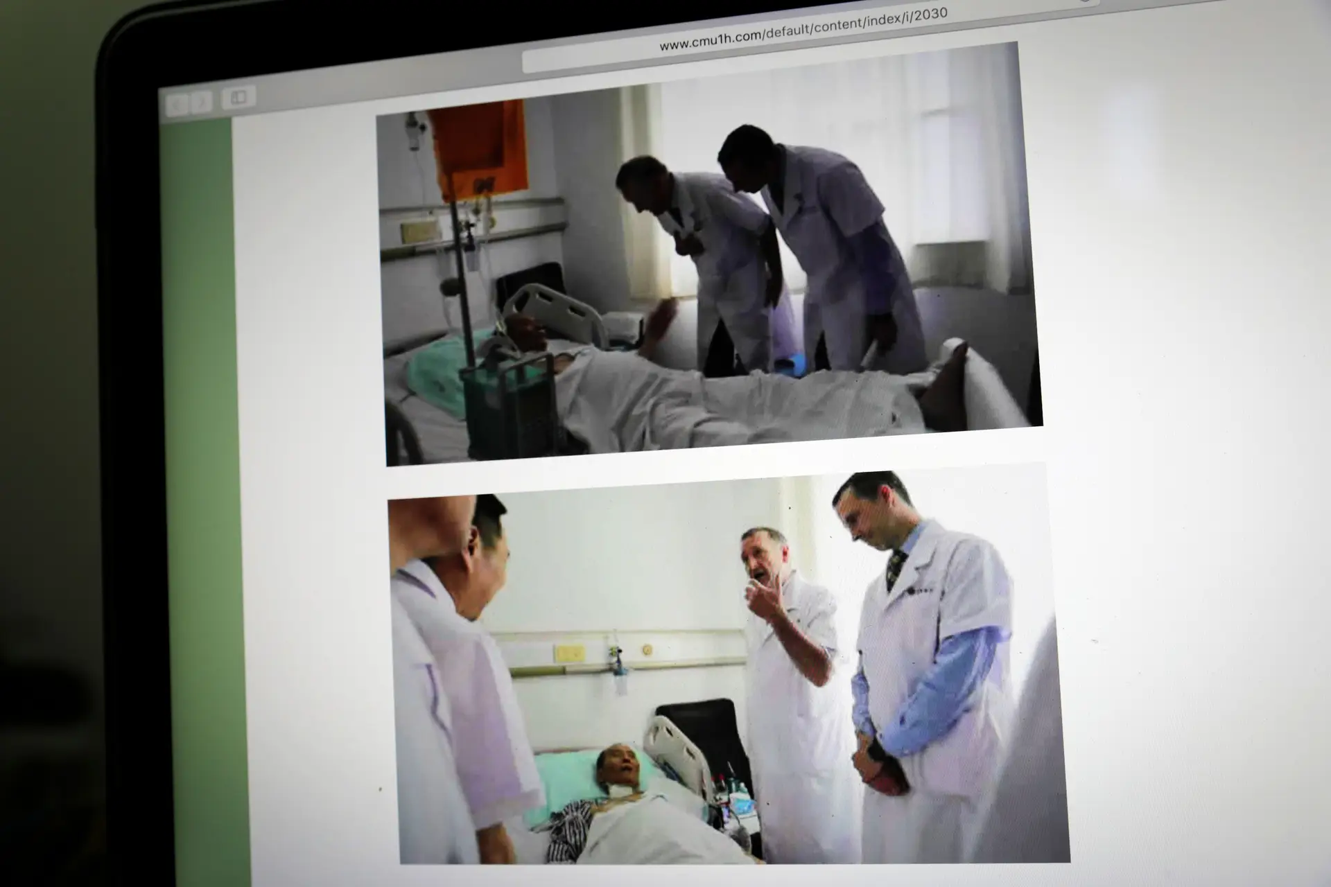 Foto publicada no site do hospital de Shenyang em que se vêem os médicos alemão Markus W. Buchler e norte-americano Joseph Herman com Liu Xiaobo.