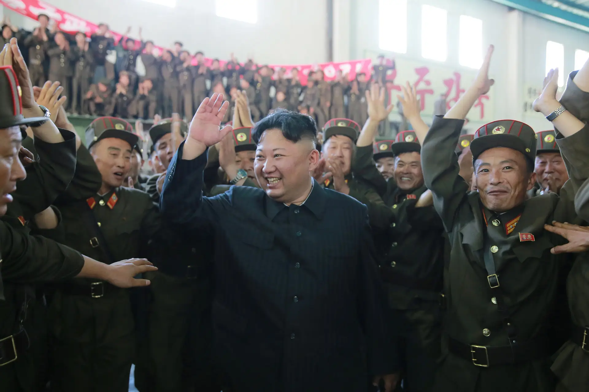 Líder norte-coreano assiste a concerto pop para festejar lançamento de míssil