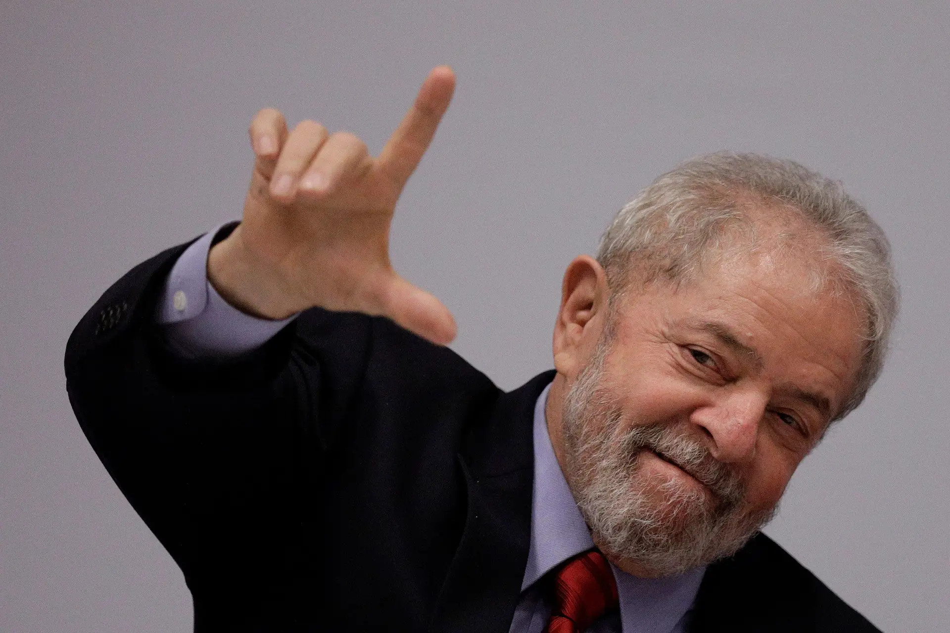 Lula anuncia candidatura presidencial um dia após condenação