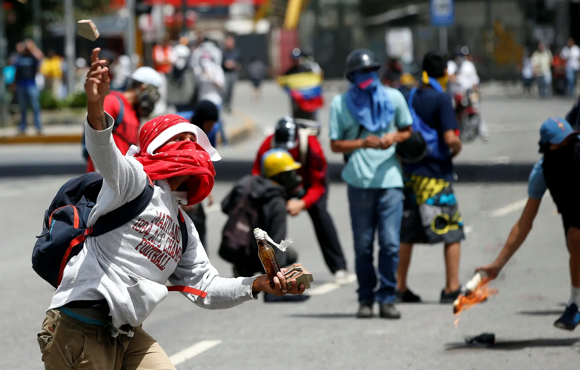Jovem venezuelano atropelado em protesto morre no hospital