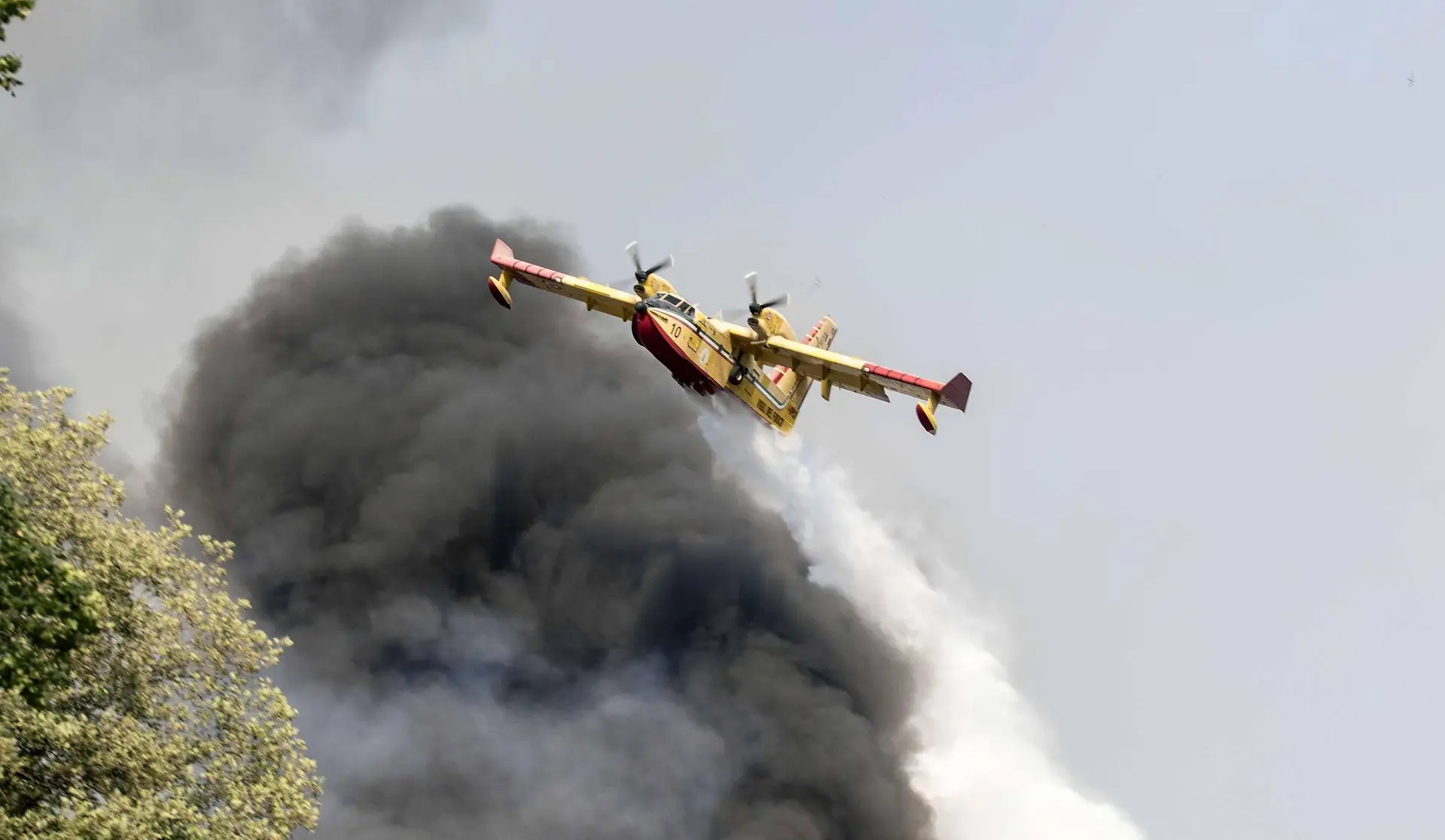 Incêndio obriga a evacuação de resort no sul de Itália
