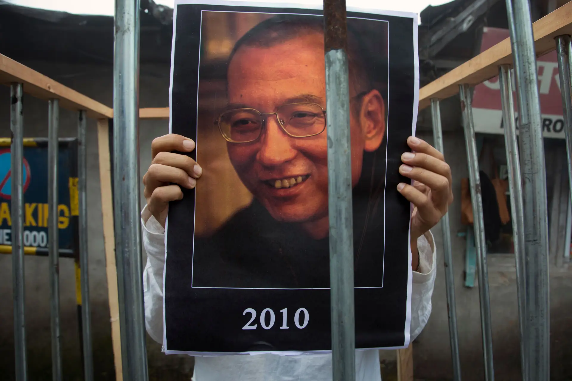 2010: Liu Xiaobo (China), dissidente detido "pelos seus esforços duradouros e não violentos a favor dos direitos humanos na China".