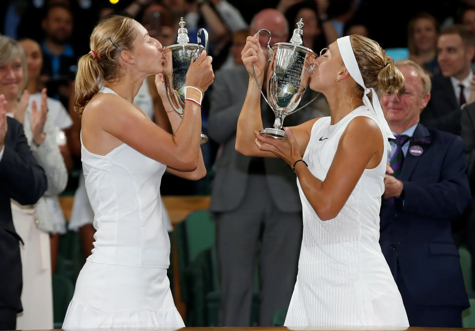 Ekaterina Makarova e Elena Vesnina vencem em pares femininos em Wimbledon