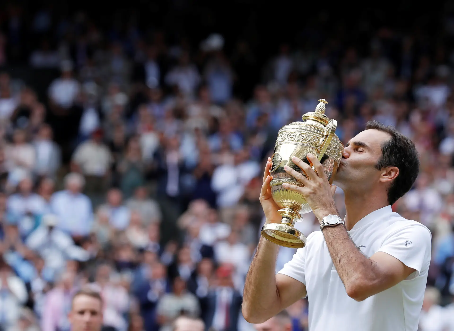 O tenista suíço Roger Federer tornou-se no recordista de vitórias em Wimbledon, ao conquistar o seu oitavo título na relva londrina, com um triunfo sobre o croata Marin Cilic, em três sets.