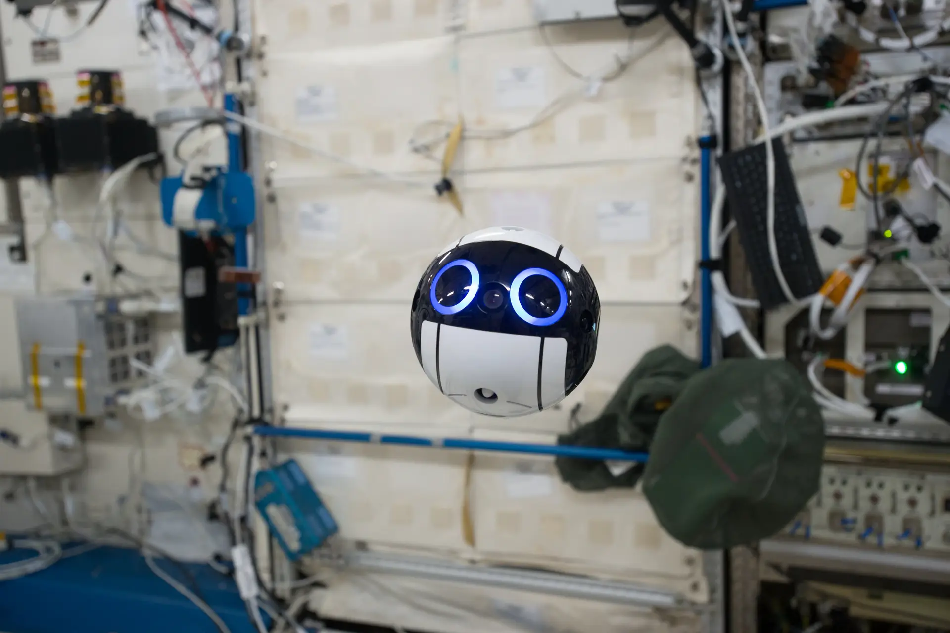 Drone regista o dia a dia dentro da Estação Espacial Internacional