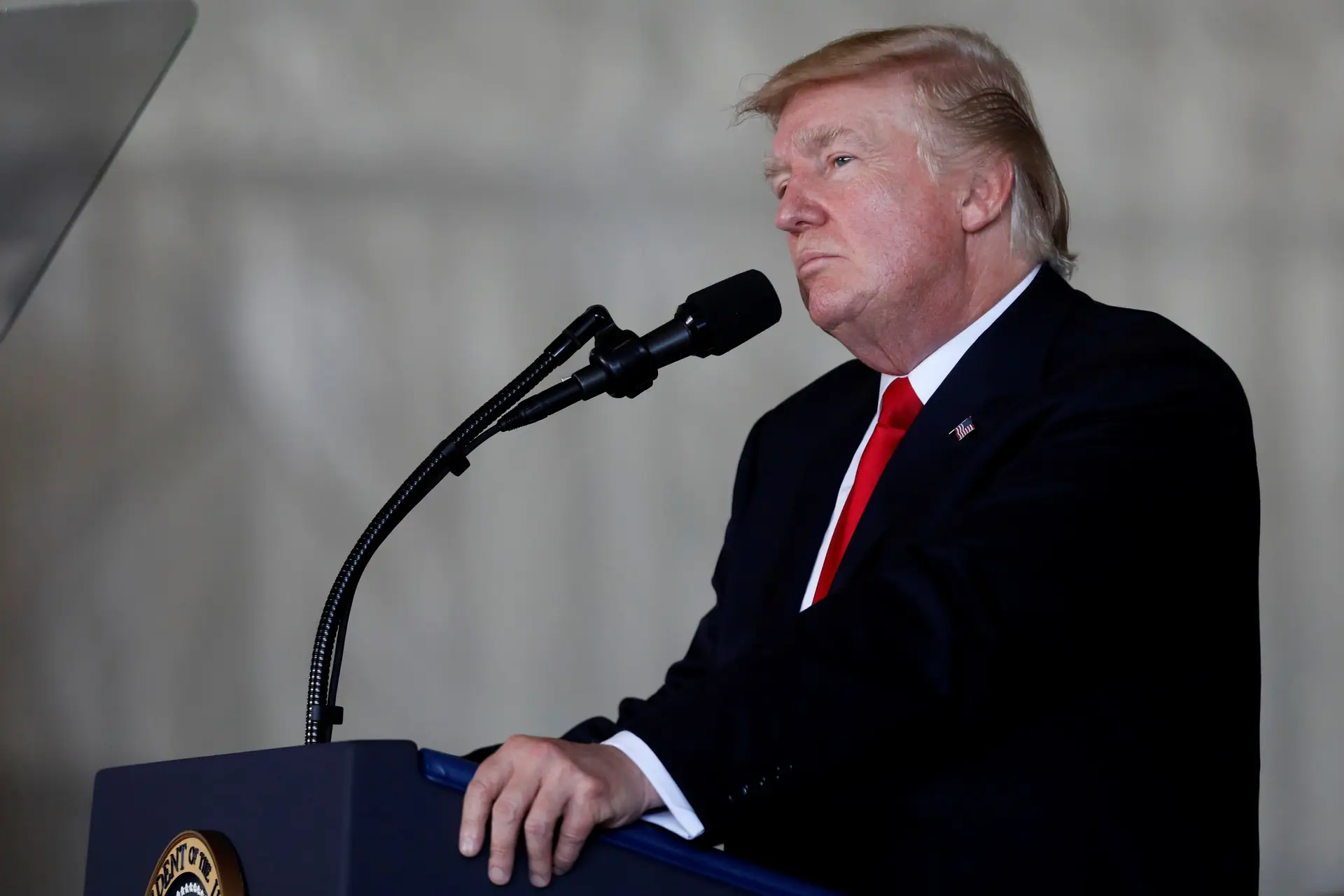 Trump lamenta que republicanos façam "tão pouco" para o proteger
