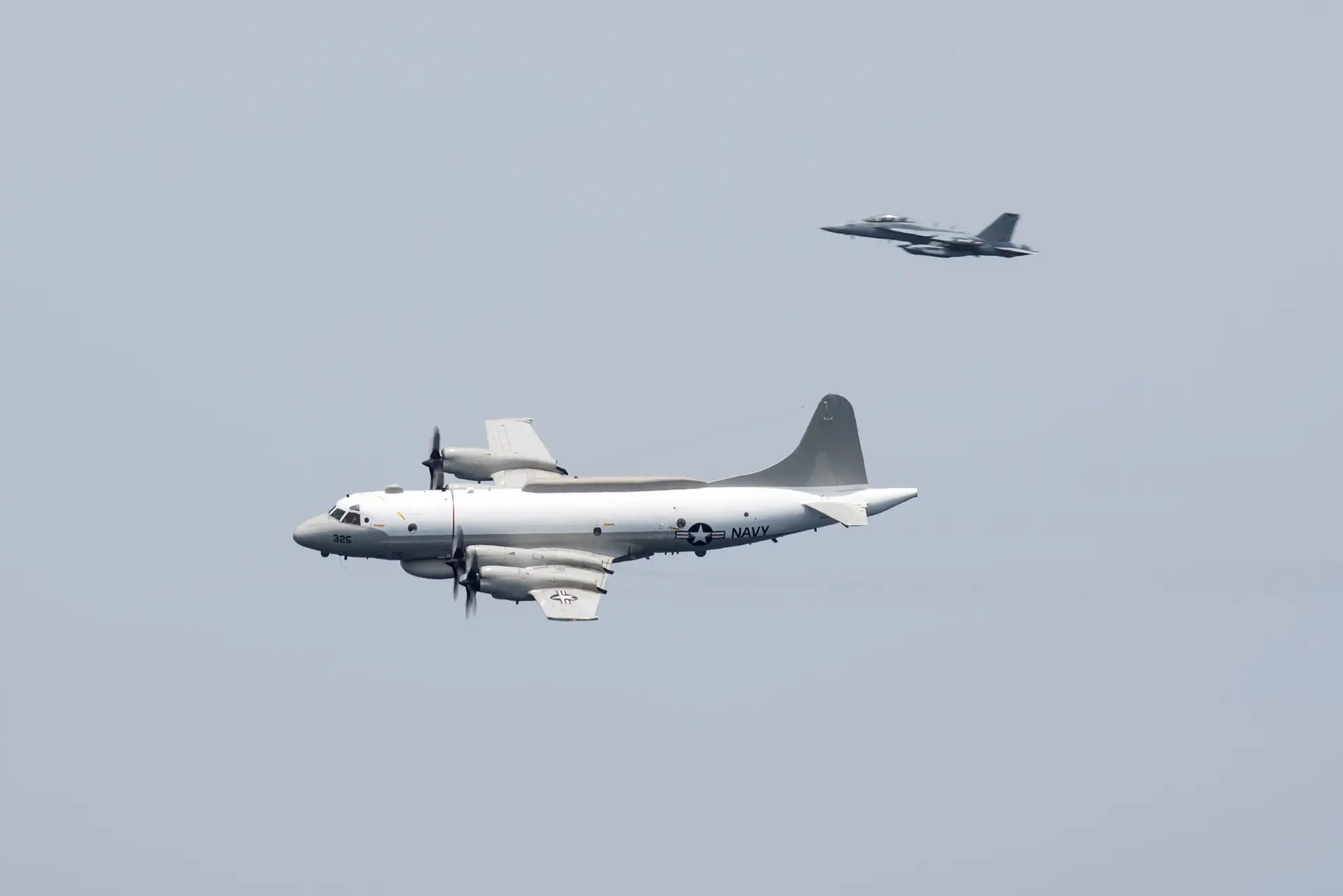 Caças chineses intercetam avião de reconhecimento norte-americano