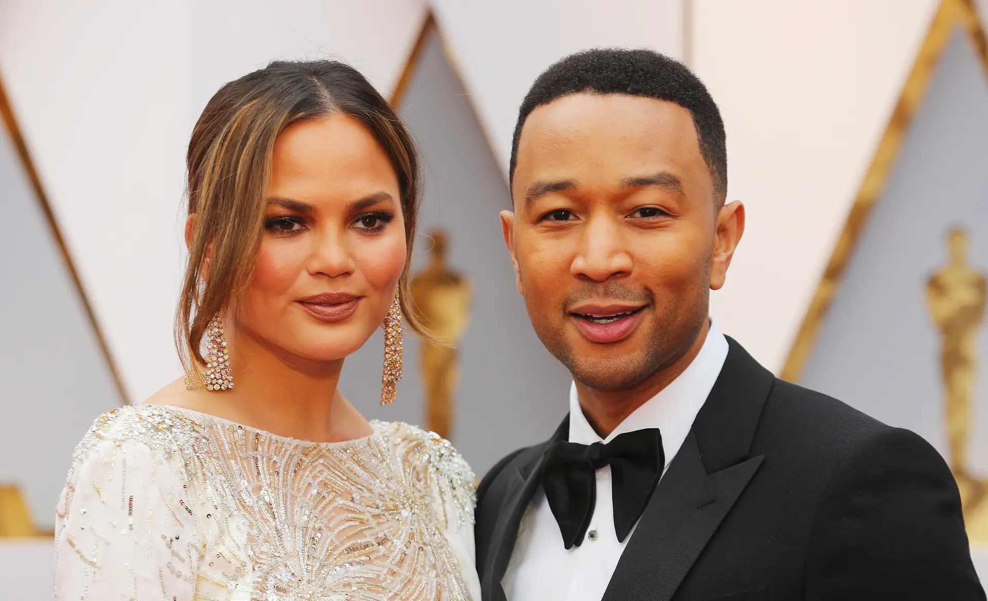 Casada com o cantor norte-americano John Legend, Chrissy Teigen é, além de modelo, apresentadora do programa televisivo "Lip Sync Battle".
