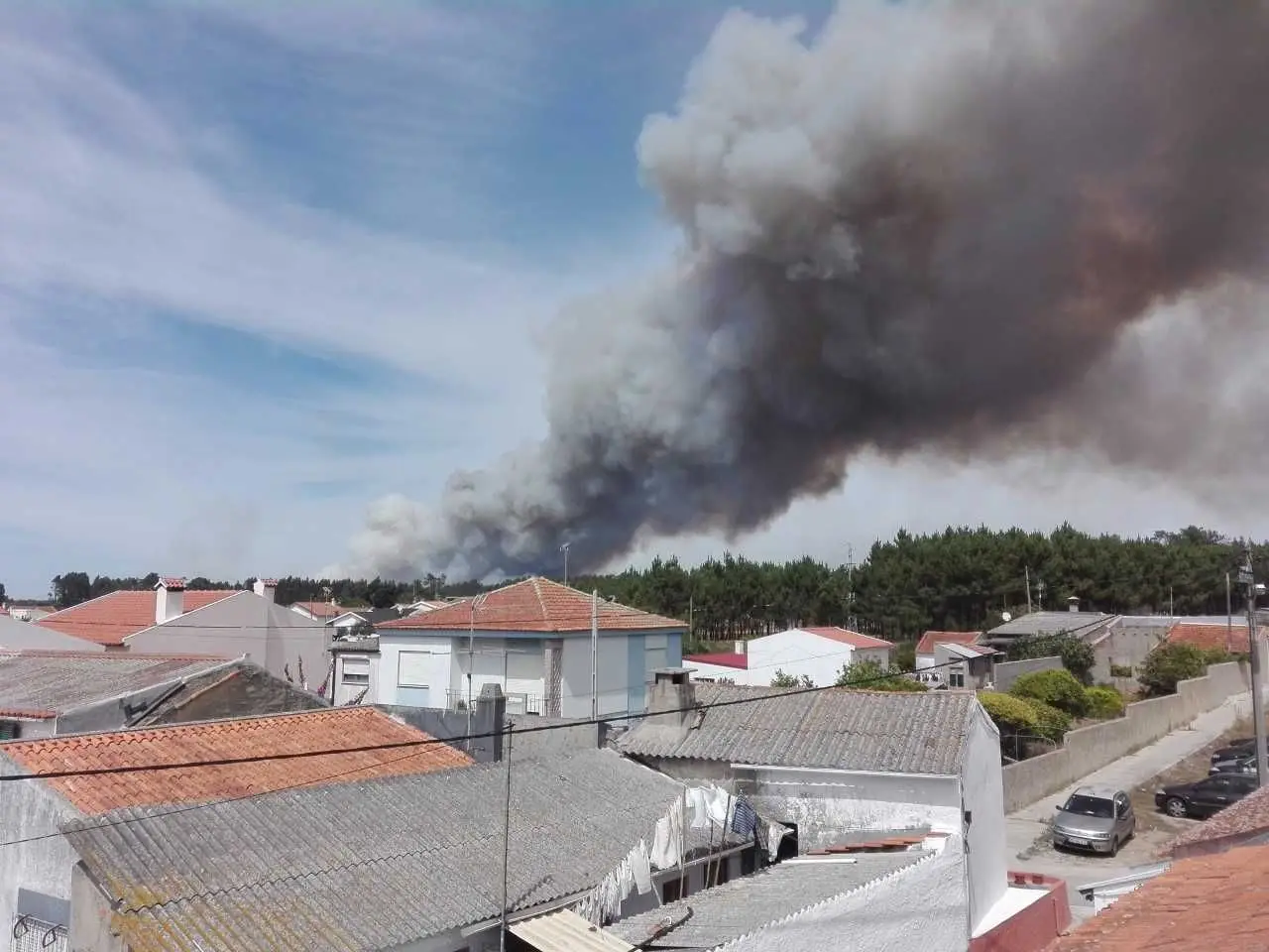 Fogo em Quiaios combatido por 11 meios aéreos
