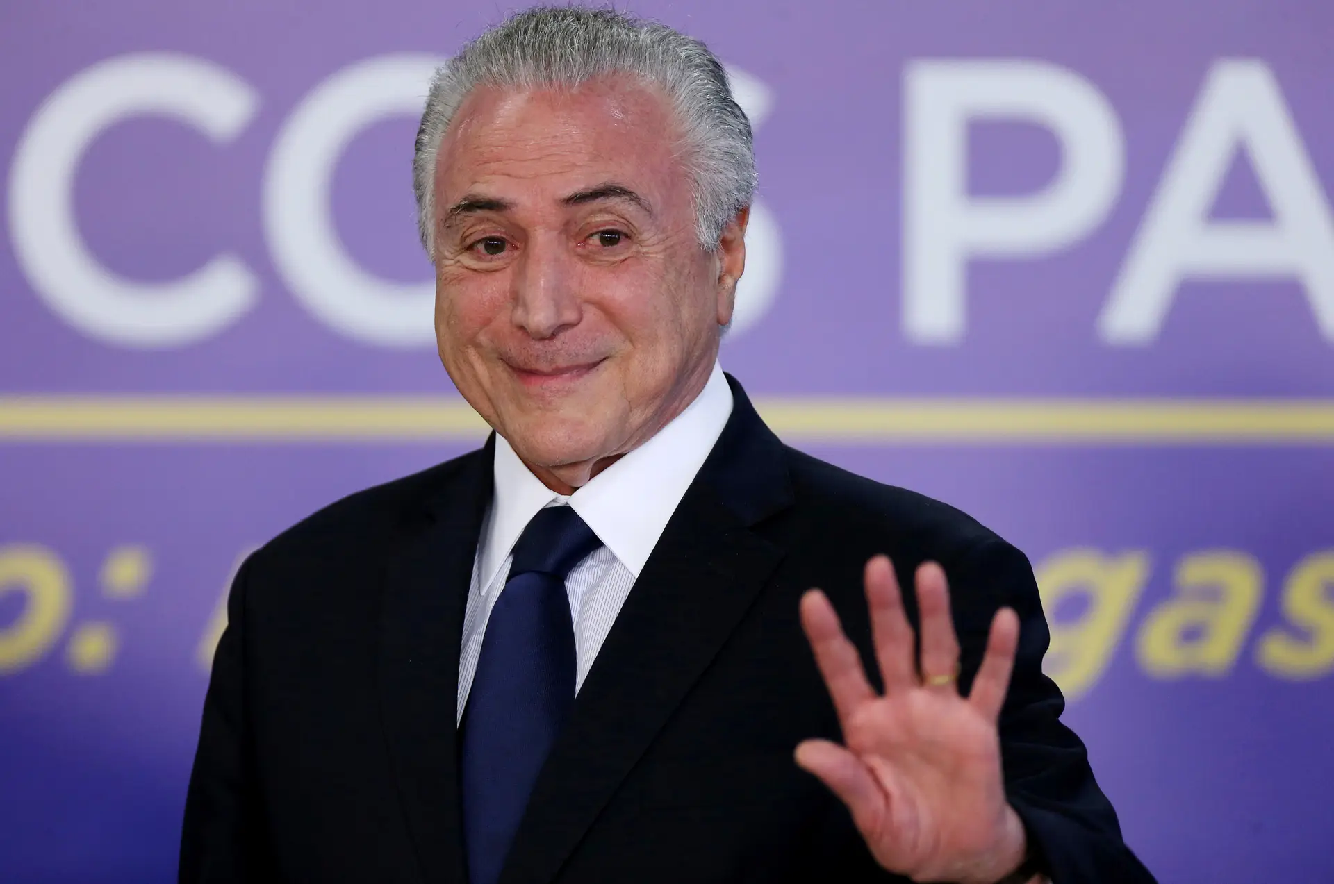 Deputados brasileiros votam hoje para possível abertura de processo contra Temer