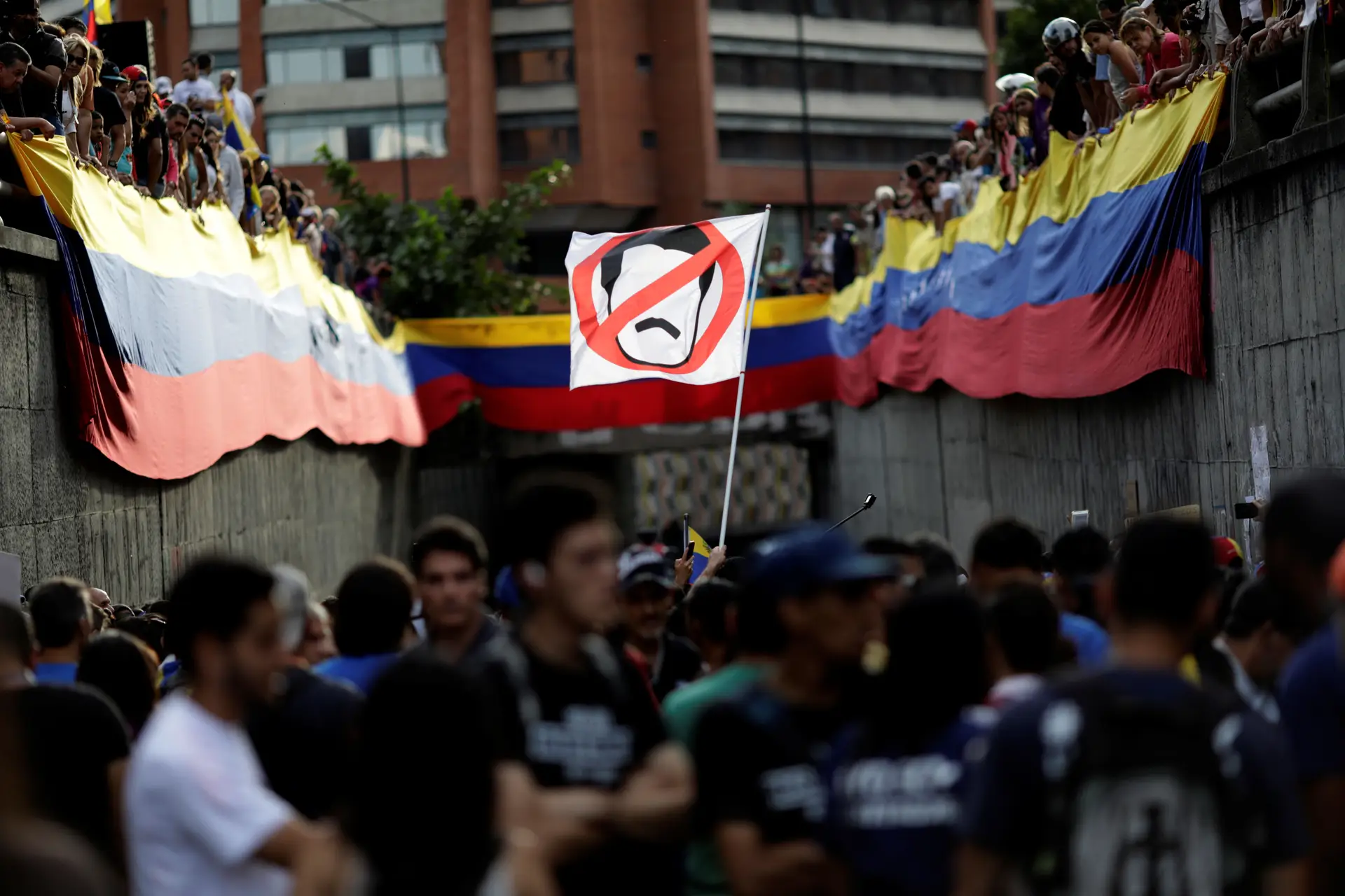 Oposição venezuelana adia manifestação contra posse da Assembleia Constituinte