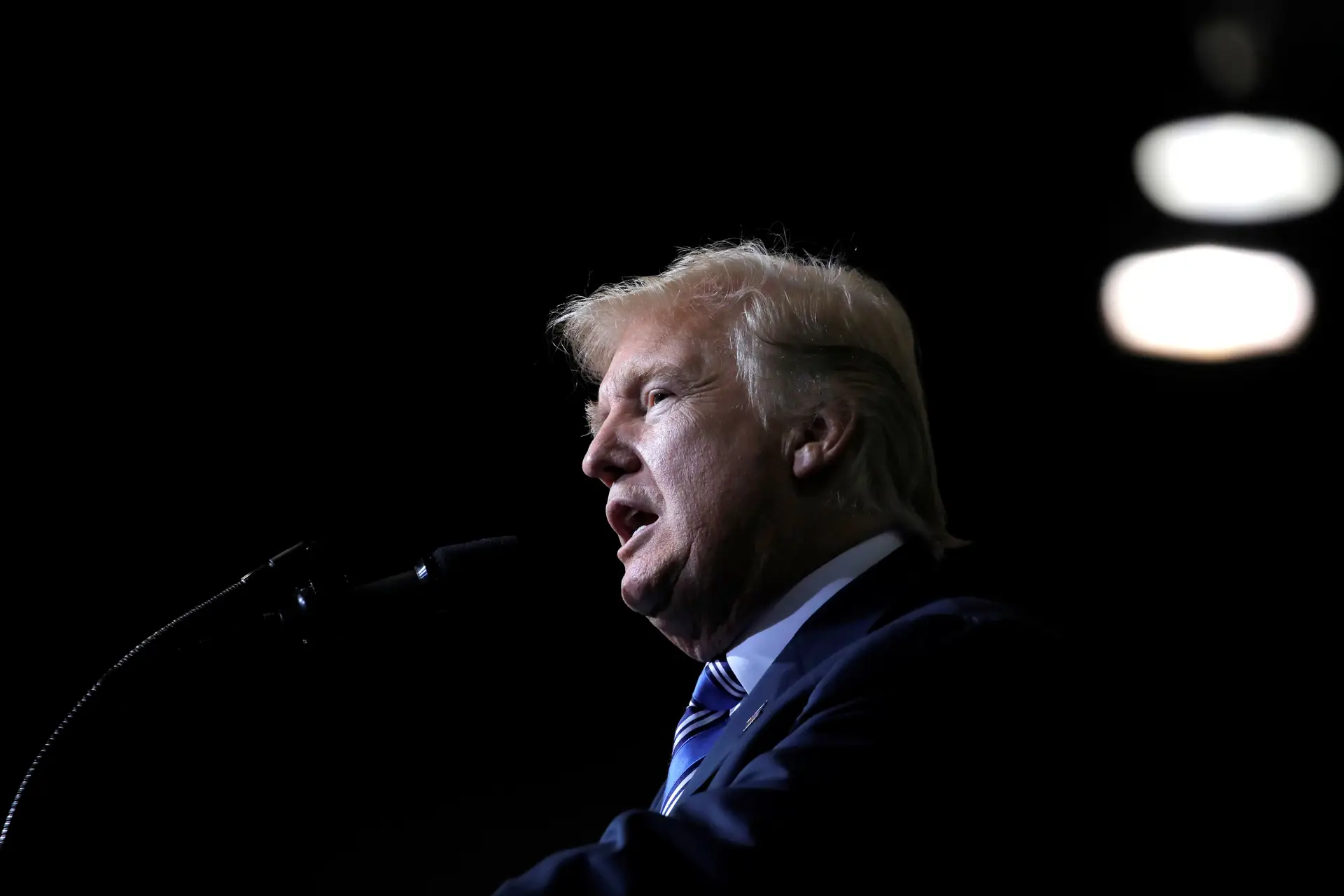 Trump furioso com investigação sobre ingerência russa que avança com um grande júri
