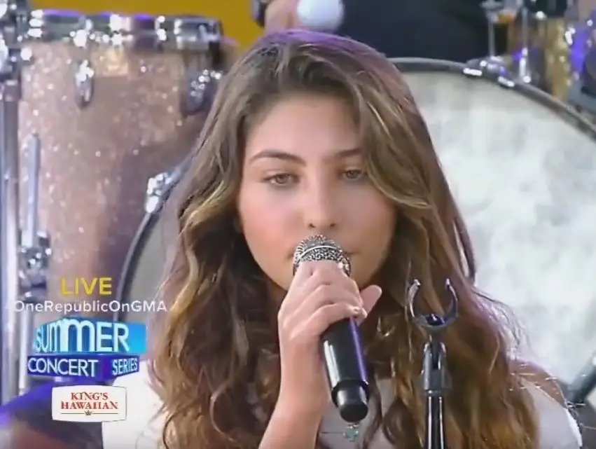 Filha de Chris Cornell canta em memória do pai e de Chester Bennington