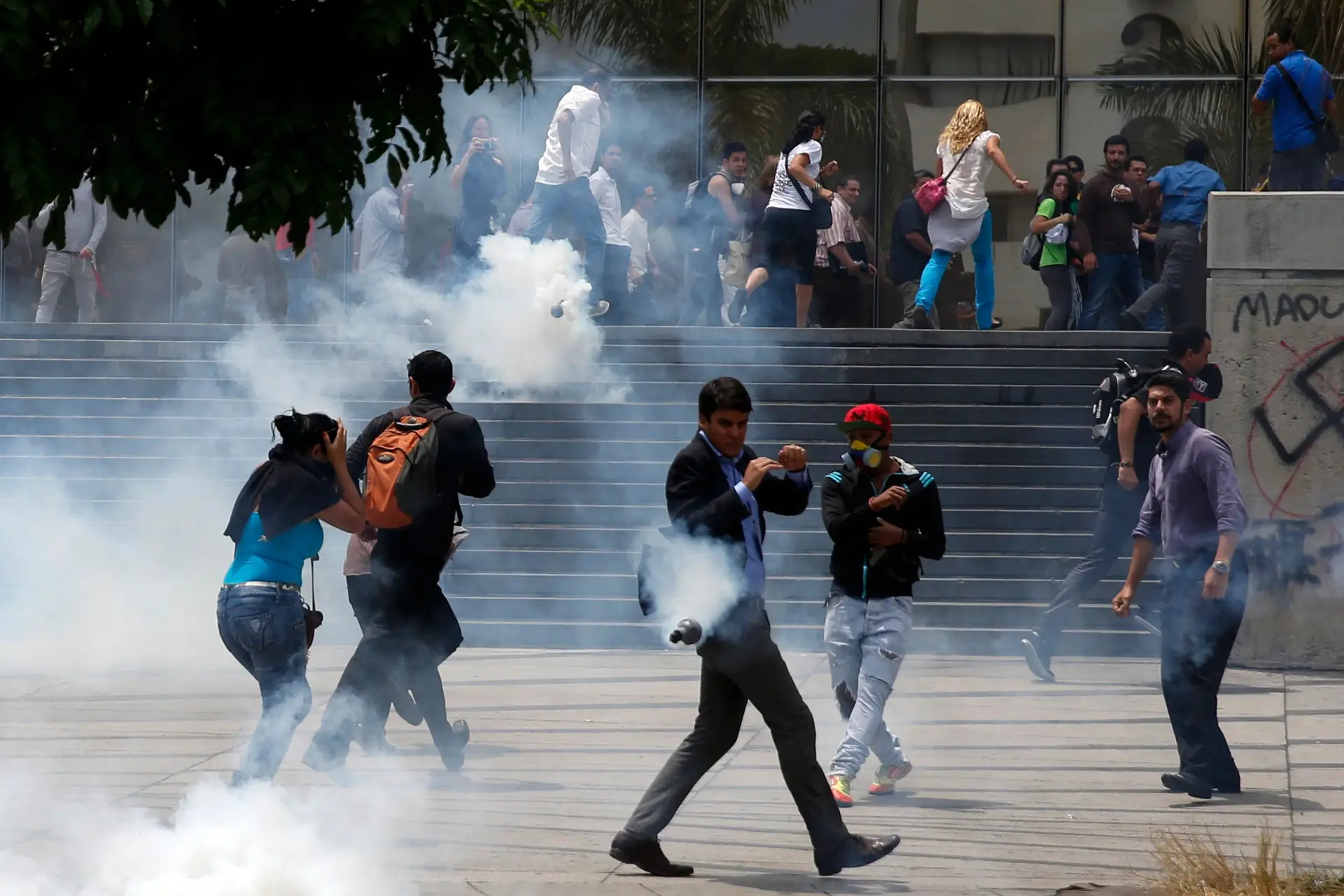 Portuguesa ferida ao enfrentar veículo militar em manifestação na Venezuela