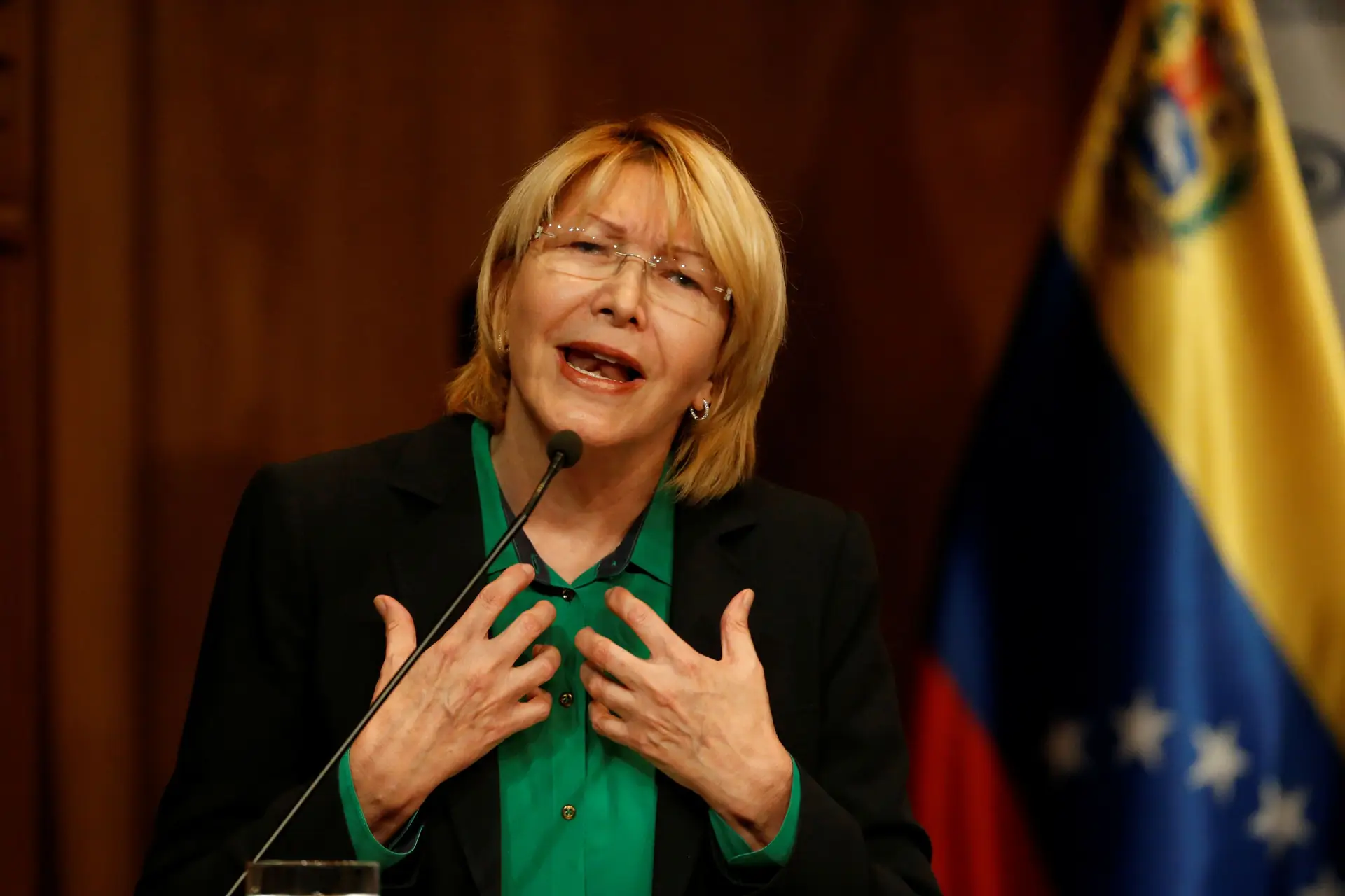 Os serviços secretos realizaram, na quarta-feira, uma rusga à residência da ex-Procuradora-geral, Luísa Ortega Díaz, e a Assembleia Constituinte pediu ainda a detenção do marido e ex-deputado socialista, Germán Ferrer, por alegada corrupção.