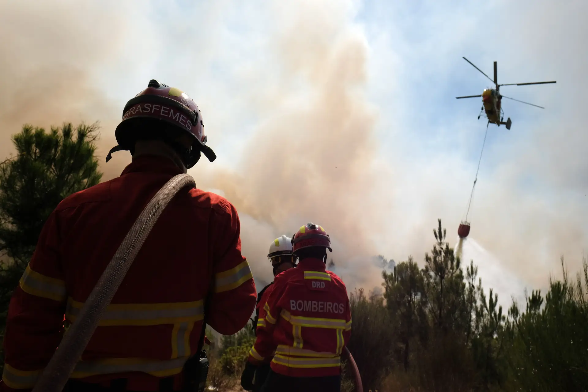 Quatro incêndios ativos em Portugal combatidos  por mais de 1.300 bombeiros