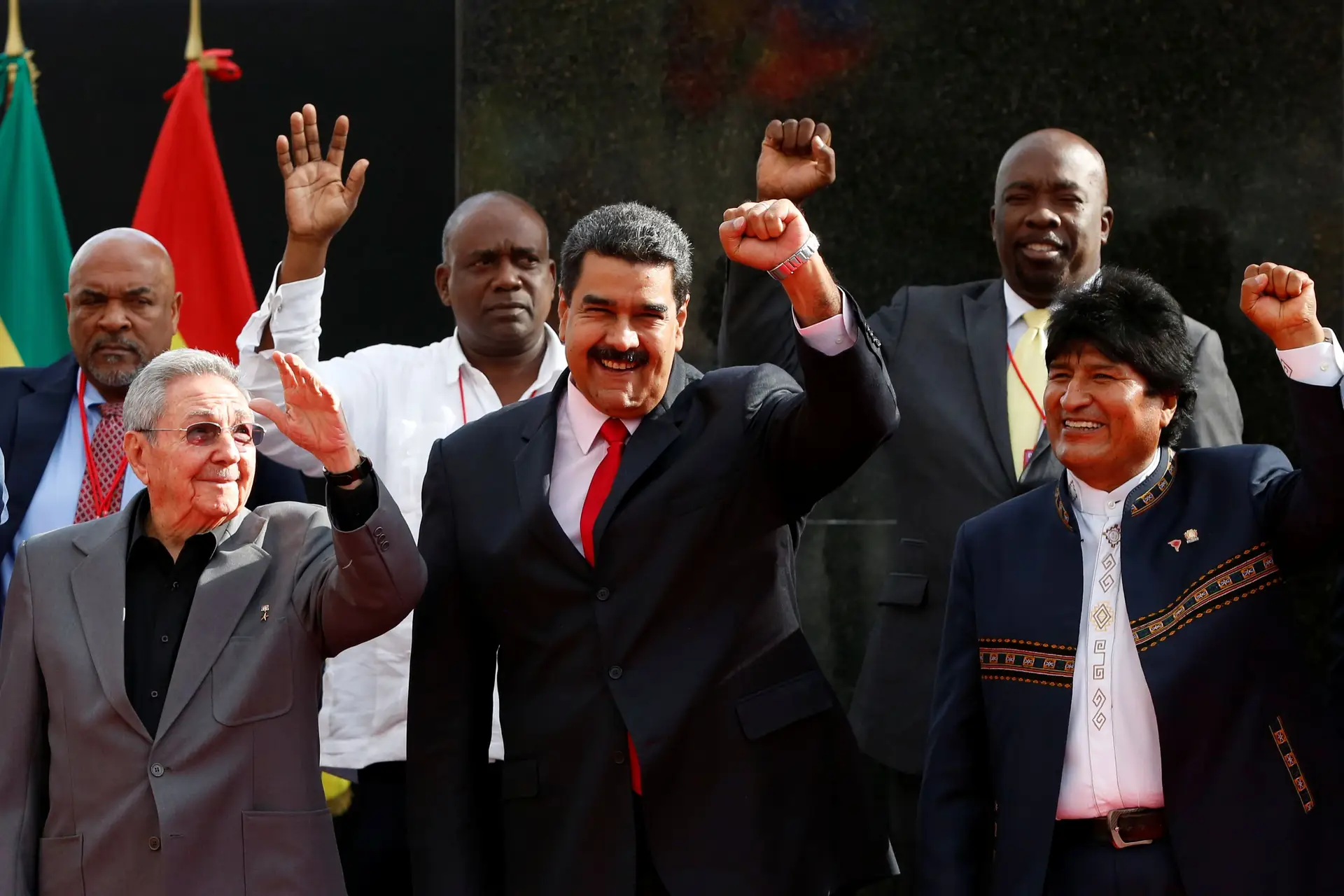 "Não estarás sozinho", promete Castro a Maduro
