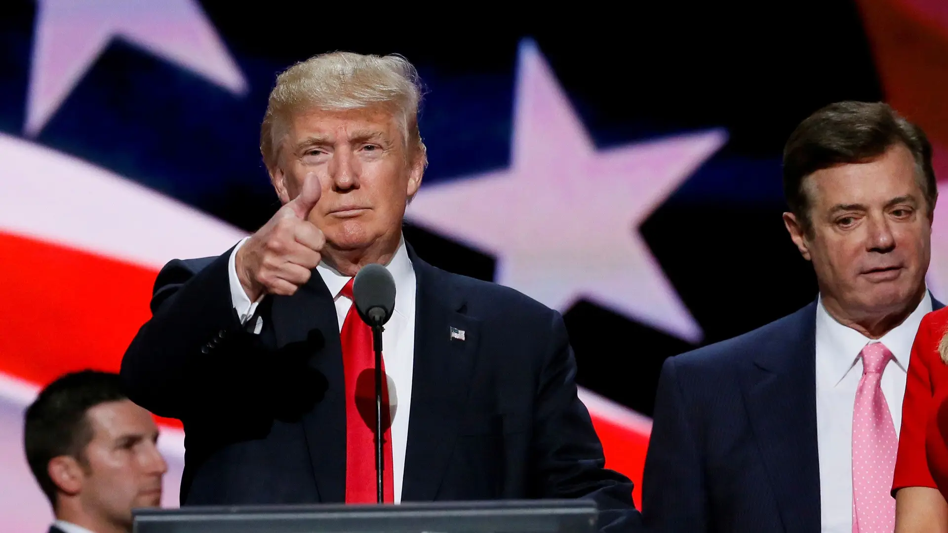 Paul Manafort, à esquerda de Donald Trump, foi alvo de bsucas por parte do FBI