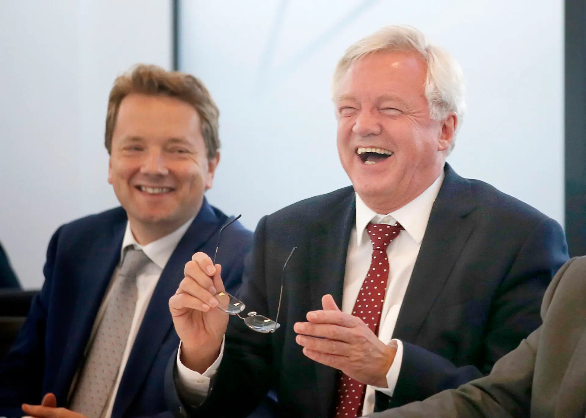 O antigo ministro para o Brexit, David Davis (à direita) e o seu ex-assessor, James Chapman (à esquerda).