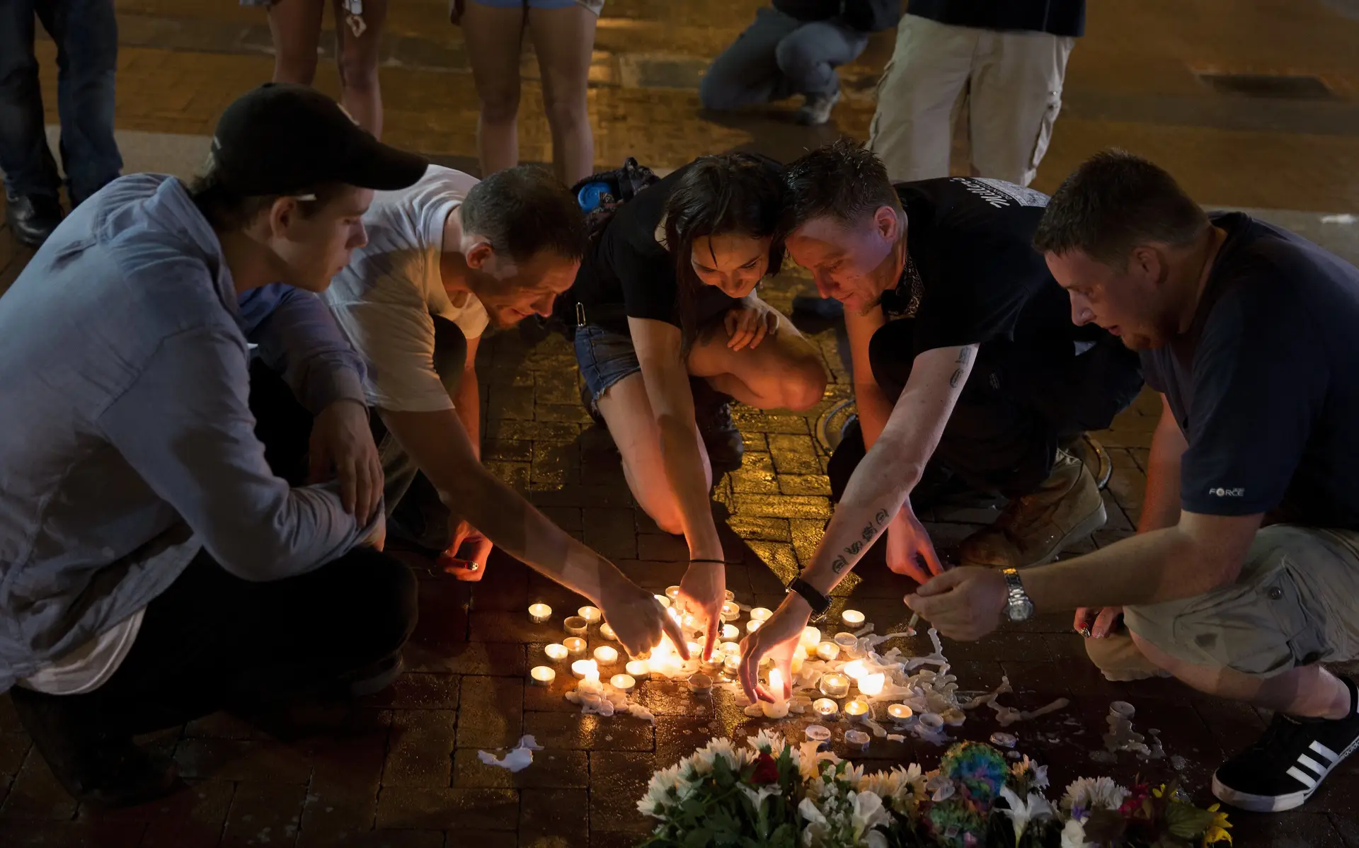 Centenas de pessoas prestaram homenagem às vítimas de Charlottesville