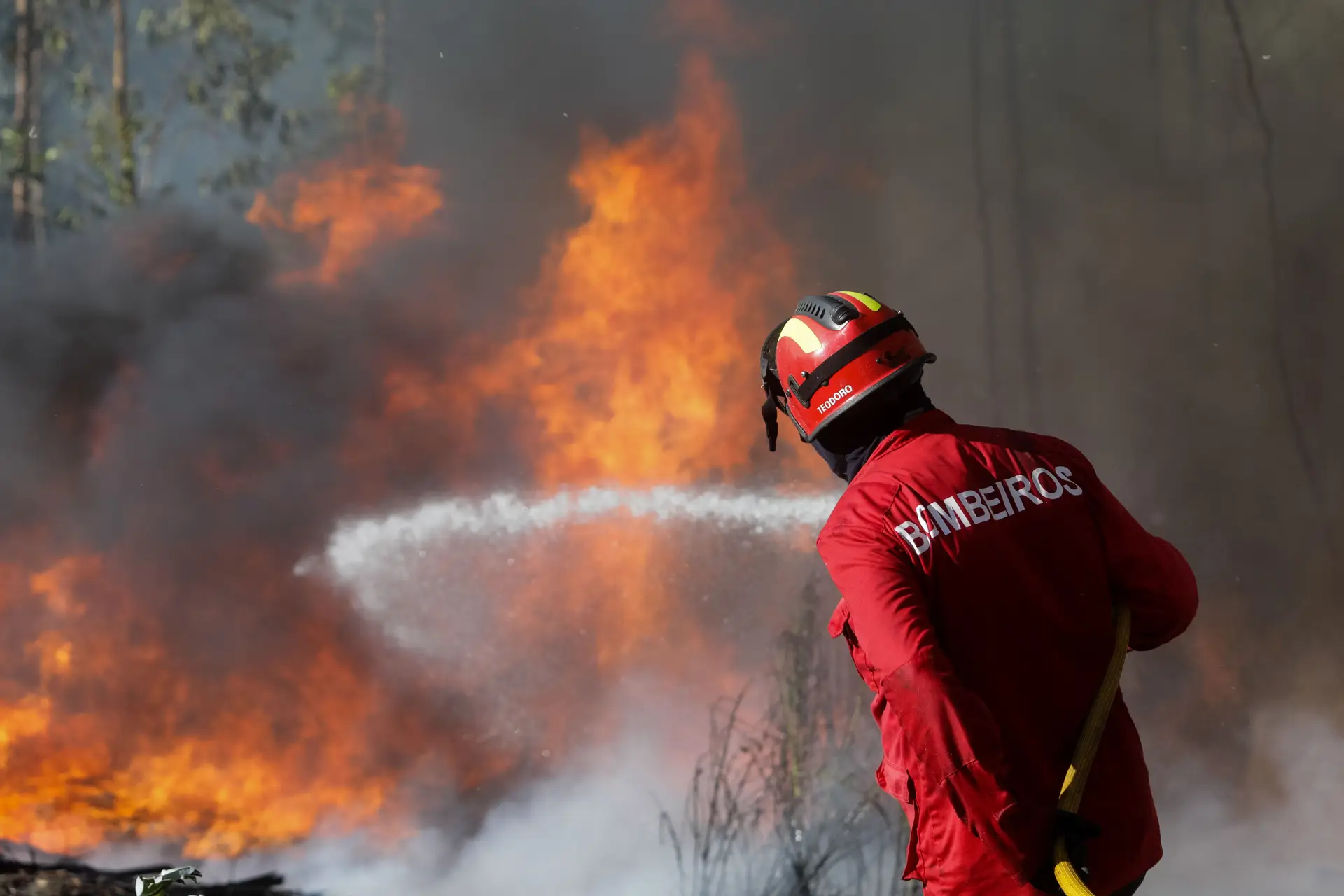 Sete feridos nos incêndios, seis são bombeiros