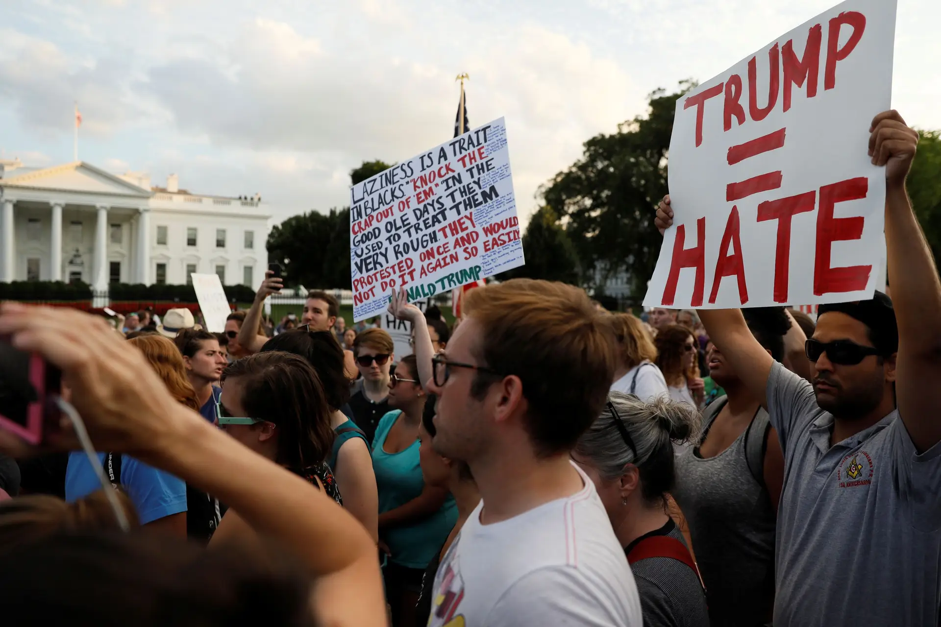 Condutor que avançou sobre multidão em Charlottesville acusado de homicídio